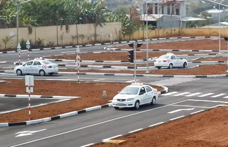 Thí sinh không được mang theo điện thoại vào phòng sát hạch lý thuyết và trong sa hình.