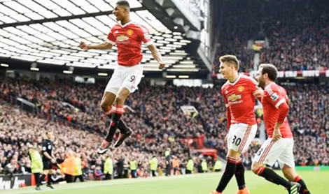 Rashford (bìa trái) đang bay cao.