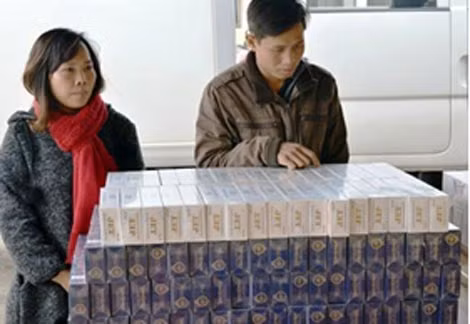 Một số đối tượng mua bán, vận chuyển cùng tang vật thuốc lá lậu bị lực lượng CA thành phố Đồng Hới phát hiện, thu giữ. Một số đối tượng mua bán, vận chuyển cùng tang vật thuốc lá lậu bị lực lượng CA thành phố Đồng Hới phát hiện, thu giữ.