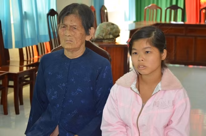 Cô cháu gái cùng bà cụ.
