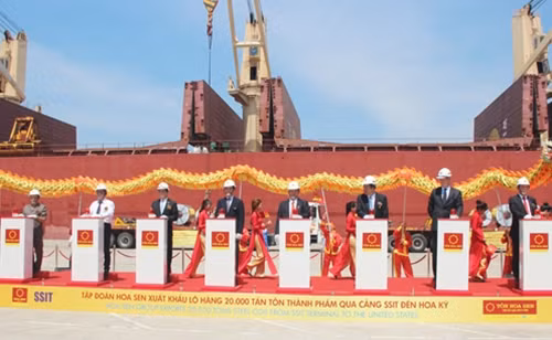 Đại diện lãnh đạo Bộ Công thương, UBND tỉnh Bà Rịa – Vũng Tàu, Bình Dương cùng Chủ tịch Lê Phước Vũ, Tổng giám đốc Trần Ngọc Chu nhấn nút khởi động xuất khẩu lô hàng 20.000 tấn tôn thành phẩm đầu tiên sang Hoa Kỳ.
