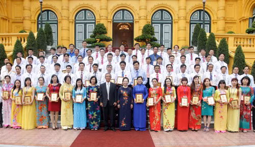 Phó Chủ tịch nước Nguyễn Thị Doan với các đại biểu. Ảnh: TTXVN