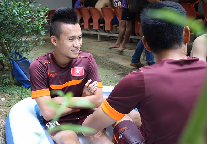 Huy Toàn cho biết rất lạnh nhưng phương pháp này giúp anh và các đồng đội hạn chế chấn thương, có thể ra sân thi đấu nhiều hơn.