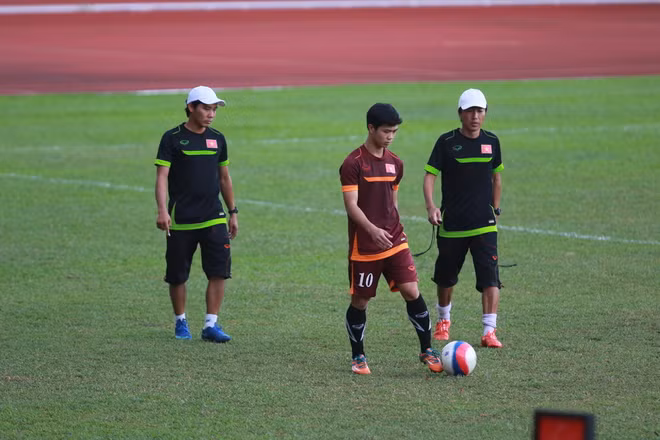 Công Phượng sút hỏng một quả 11m trong trận gặp U23 Brunei. Trông anh khá buồn trong buổi tập chiều nay.