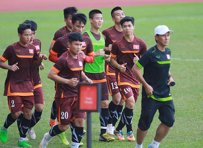 Sát ngày thi đấu nên HLV Miura chỉ cho tập nhẹ. Buổi tập của U23 Việt Nam kéo dài một tiếng, từ 16h đến 17h.