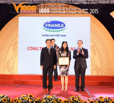 Đại diện Vinamilk nhận danh hiệu Top 10 doanh nghiệp nộp thuế thu nhập doanh nghiệp lớn nhất Việt Nam năm 2015.