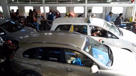 Nhiều hành khách không chấp hành quy định phải ra khỏi xe khi lên phà.