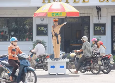 Nữ CSGT Công an TP Huế làm nhiệm vụ điều tiết giao thông vào giờ cao điểm.