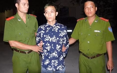 Công an dẫn giải Nguyễn Thành Nam.