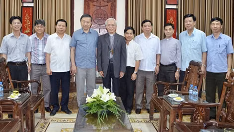 Bộ trưởng Tô Lâm cùng đoàn công tác với Giám mục Hoàng Văn Đạt.