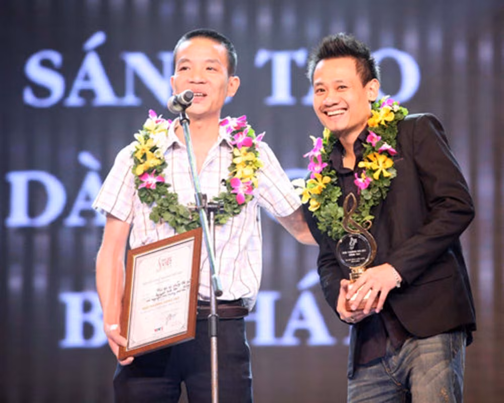 9. Nguyễn Vĩnh Tiến Nguyễn Vĩnh Tiến là nhạc sĩ đặc biệt nhất của Bài hát Việt mùa giải đầu tiên. Xuất thân từ một kiến trúc sư, tháng 7/2005, Nguyễn Vĩnh Tiến tham gia Bài hát Việt với vai trò nhạc sĩ sáng tác ca khúc “Bà tôi” do ca sĩ Ngọc Khuê thể hiện. Lần đầu thử sức với một sân chơi chuyên giới thiệu những ca khúc mới, Nguyễn Vĩnh Tiến may mắn nhận được giải thưởng “Ca khúc của tháng” do Hội đồng thẩm định và khán giả bình chọn. Tiếp đến tháng 11, Nguyễn Vĩnh Tiến tham gia tranh giải với ca khúc “Giọt sương bay lên” và lại xuất sắc nhận giải thưởng của tháng cùng với giải "Bài hát có phong cách dân gian đương đại nổi bật nhất" Bài hát Việt năm 2005. Chưa được đào tạo qua bất cứ một trường lớp sang tác nào, song với niềm đam mê âm nhạc đặc biệt là dòng dân gian đương đại, Nguyễn Vĩnh Tiến liên tiếp nhận được những giải thưởng vô cùng danh giá tại Bài hát Việt. Tháng 10/2007, Nguyễn Vĩnh Tiến nhận giải thưởng “Bài hát ấn tượng” với ca khúc “Ông tôi”. Sang tới năm 2009, ca khúc “Phố thị” của Nguyễn Vĩnh Tiến lọt vào top 15 bài hát hay nhất của năm. Và năm 2011, Nguyễn Vĩnh Tiến tiếp tục được vinh danh với giải thưởng “Sáng tạo” dành cho bài hát "Mẹ tôi và những thị xã vắng".