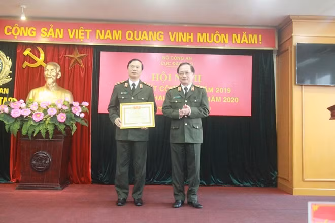Thứ trưởng Nguyễn Văn Thành trao Bằng khen tặng Thiếu tướng Bùi Minh Giám, Cục trưởng Cục Đào tạo