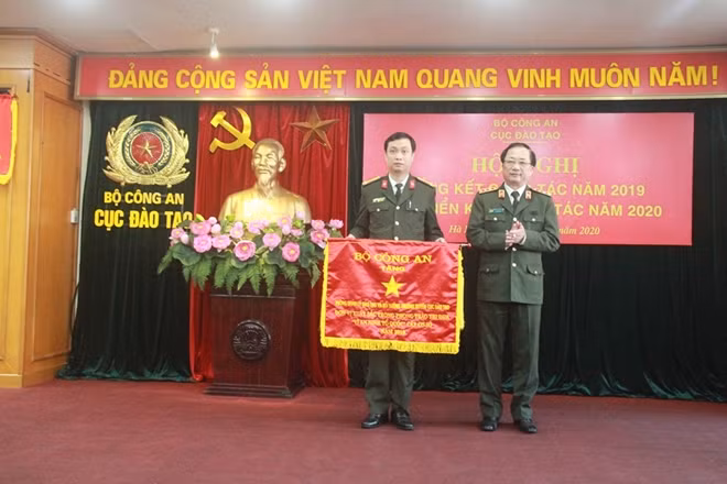 Thứ trưởng Nguyễn Văn Thành tặng Cờ thi đua xuất sắc của Bộ Công an cho Cục Đào tạo