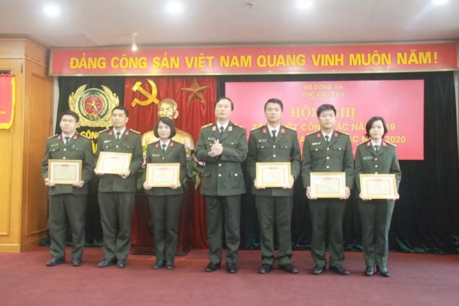 Thiếu tướng Bùi Minh Giám, Cục trưởng Cục Đào tạo tặng Bằng khen cho các cá nhân tiêu biểu