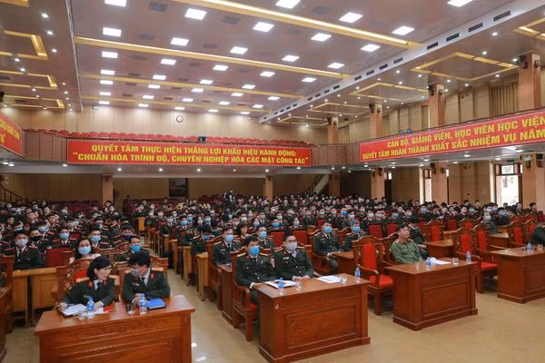 Các đại biểu tham dự lễ xuất quân thực tập tốt nghiệp cho học viên Khóa D48 và D49