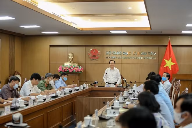 Bộ trưởng Bộ GD&ĐT Phùng Xuân Nhạ với các đại biểu tại đầu cầu Hà Nội