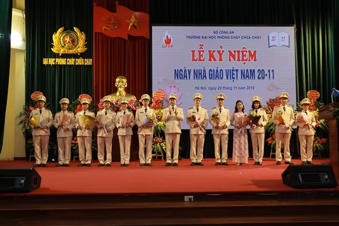 Lãnh đạo Trường Đại học PCCC tặng danh hiệu nhà giáo tiêu biểu năm 2018-2019 cho các cá nhân tiêu biểu
