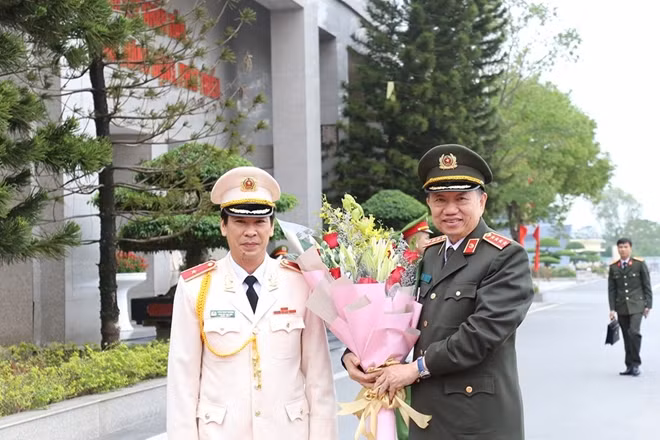 Thiếu tướng Trần Minh Hưởng, Giám đốc Học viện CSND tặng hoa cho Đại tướng, GS.TS Tô Lâm, Bộ trưởng Bộ Công an nhân ngày Nhà giáo Việt Nam