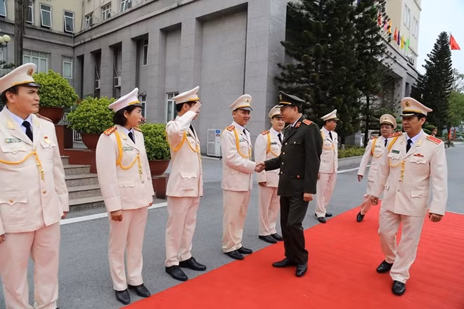 Bộ trưởng Tô Lâm thăm hỏi, động viên các cán bộ, giảng viên Học viện CSND