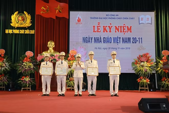 Thiếu tướng Lê Quang Bốn, Hiệu trưởng Trường Đại học PCCC tặng Bằng khen của Bộ Công an cho các giáo viên đạt danh hiệu "Giáo viên dạy giỏi cấp Bộ" năm 2019