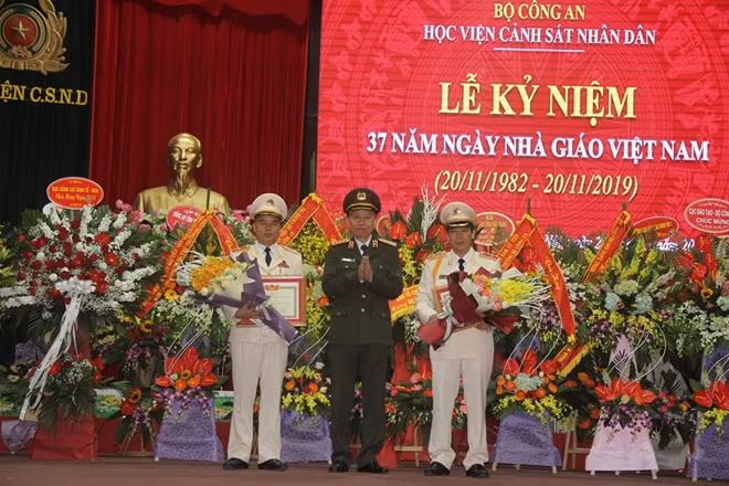 Bộ trưởng Tô Lâm tặng danh hiệu chiến sĩ thi đua toàn lực lượng cho 2 đồng chí lãnh đạo Học viện CSND