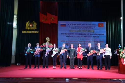 Khai mạc triển lãm "Tình hữu nghị bền vững" về quan hệ Việt Nam - Liên bang Nga ảnh 2