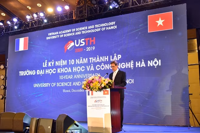 Lãnh đạo nhà trường phát biểu tại lễ kỷ niệm