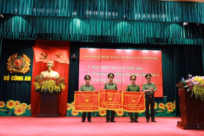 Thứ trưởng Nguyễn Văn Thành tặng Cờ thi đua của Chính phủ cho các Học viện, trường CAND