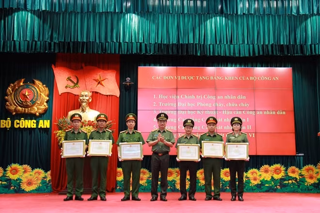 Thứ trưởng Nguyễn Văn Thành tặng Bằng khen của Bộ Công an cho các Học viện, trường CAND