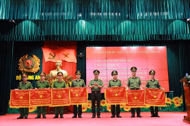 Thứ trưởng Nguyễn Văn Thành tặng Cờ thi đua của Bộ Công an cho các Học viện, trường CAND