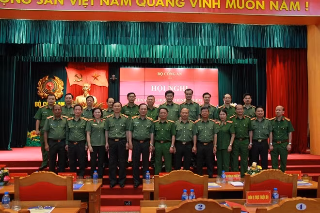 Thứ trưởng Nguyễn Văn Thành với các đại biểu dự Hội nghị