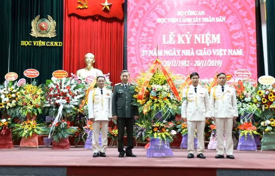 Bộ trưởng Tô Lâm tặng hoa chúc mừng lãnh đạo Học viện CSND ngày Nhà giáo Việt Nam