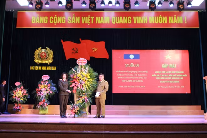 Đại diện Cục đào tạo tặng hoa và quà cho lưu học viên Lào đang học tập tại Học viện ANND