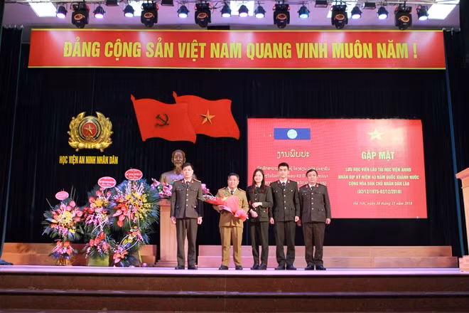 Các tổ chức trong Học viện ANND tặng hoa và quà cho đại diện lưu học viên Lào