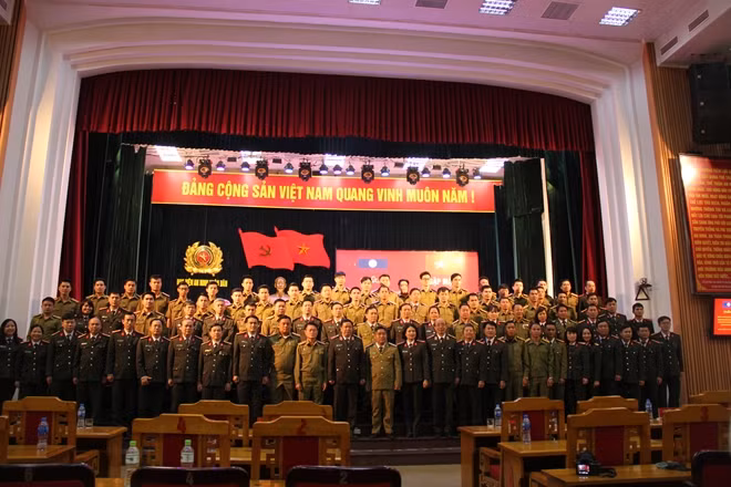Lưu học viên Lào với các đại biểu tại buổi gặp mặt