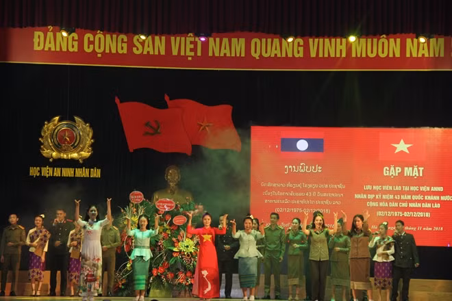 Một số tiết mục văn nghệ do lưu học viên Lào biểu diễn tại buổi gặp mặt