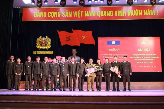 Các Khoa, đơn vị tặng hoa và quà cho đại diện lưu học viên Lào