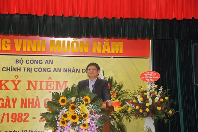 GS.TS Vũ Văn Hiền, Phó Chủ tịch chuyên trách Hội đồng lý luận Trung ương phát biểu tại lể kỷ niệm