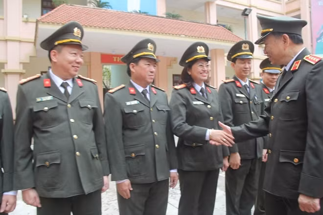 Bộ trưởng Tô Lâm thăm hỏi lãnh đạo, cán bộ, giảng viên Học viện Chính trị CAND