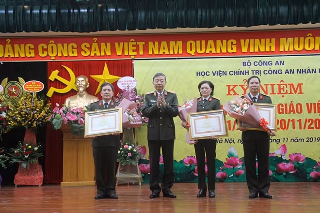 Bộ trưởng Tô Lâm tặng Bằng khen của Thủ tướng Chính phủ cho các cá nhân tiêu biểu