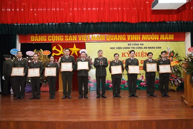 Bộ trưởng Tô Lâm tặng Bằng khen của Bộ Công an cho các tập thể và cá nhân tiêu biểu