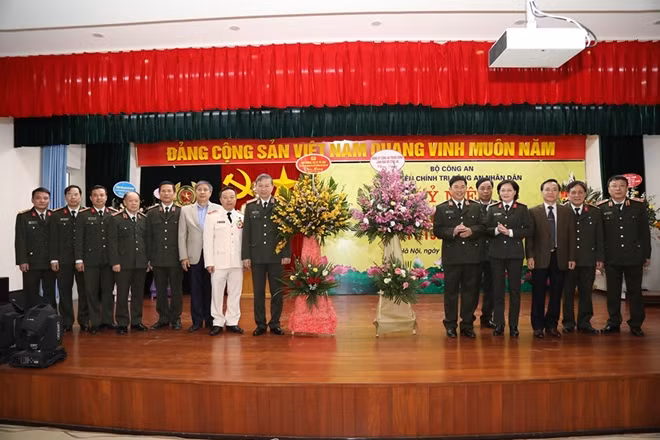 Bộ trưởng Tô Lâm và các đại biểu tặng hoa chúc mừng lãnh đạo Học viện Chính trị CAND nhân ngày Nhà giáo Việt Nam