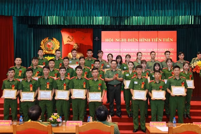 Lãnh đạo Cục Đào tạo tặng Bằng khen cho các điển hình là cá nhân tiêu biểu