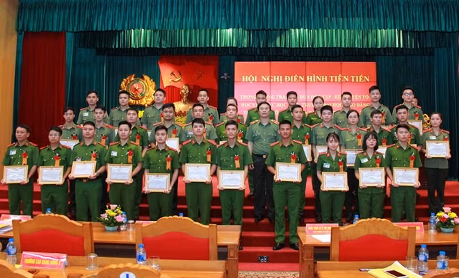 Lãnh đạo Cục Đào tạo tặng Bằng khen cho đại diện các tập thể điển hình tiêu biểu
