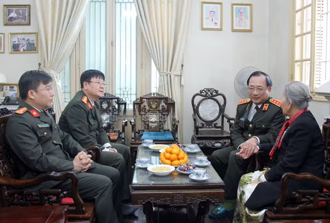 Thứ trưởng Nguyễn Văn Thành thăm hỏi thân nhân gia đình cố nhà giáo Phạm Tâm Long
