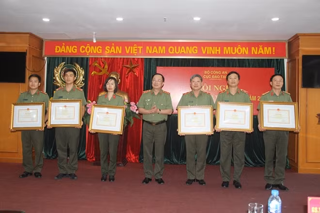 Thứ trưởng Nguyễn Văn Thành tặng Bằng khen của Bộ Công an cho các cá nhân tiêu biểu