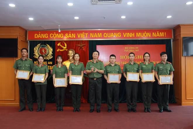 Thiếu tướng Bùi Minh Giám tặng Giấy khen của Cục Đào tạo cho các cá nhân tiêu biểu