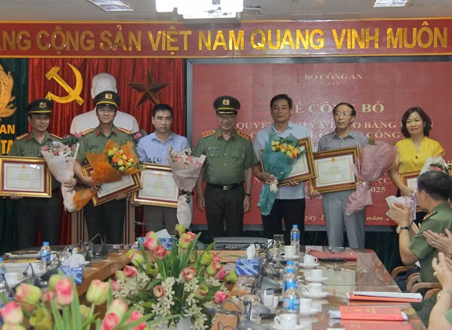 Thứ trưởng Nguyễn Văn Thành tặng Bằng khen cho các cá nhân có thành tích xuất sắc trong thẩm định, xác nhận trình độ Trung cấp lý luận chính trị
