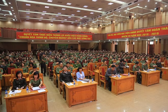 Các đại biểu và học viên dự lễ khai giảng