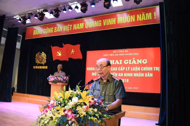 Thiếu tướng Nguyễn Quý Khoát, Phó Giám đốc Học viện ANND phát biểu tại lễ khai giảng
